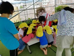 2歳児クラスは興味深々保育園でのお楽しみ会　ミニ昆虫イベントの開催