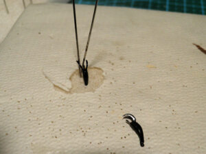 ヘラクレスオオカブトのツメの修復作業